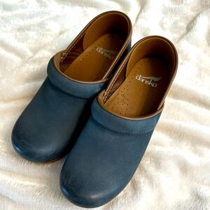 Dansko women’s clogs like new !